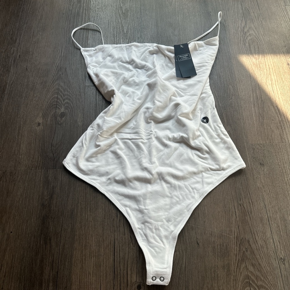 Brand new white bodysuit Abercrombie and fitch cow howl neck size medium tags
